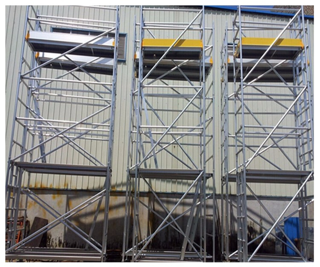 Aluminum mobile scaffolding tower with walk boards