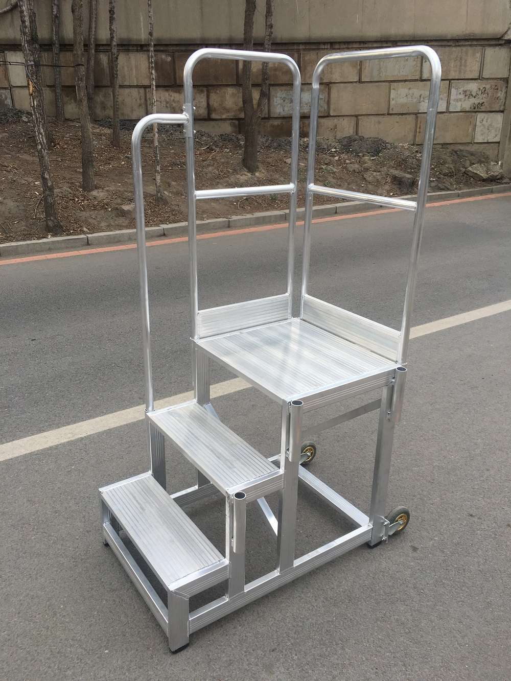 mobile working platform with rails (3)