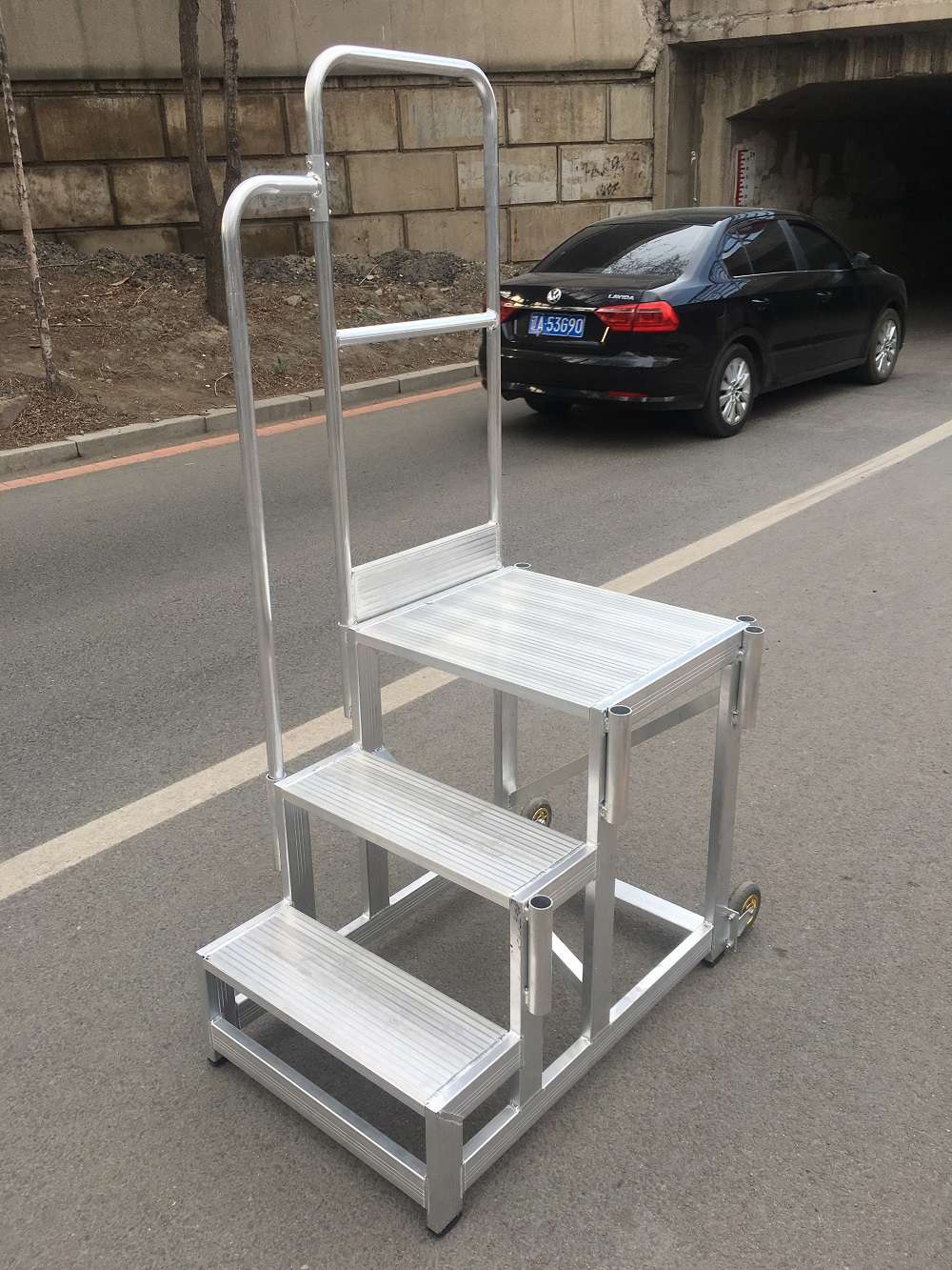 mobile working platform with rails (5)