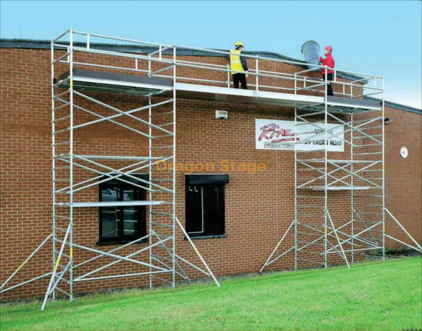 What are the safety precautions to be taken when working on aluminum mobile scaffolding?