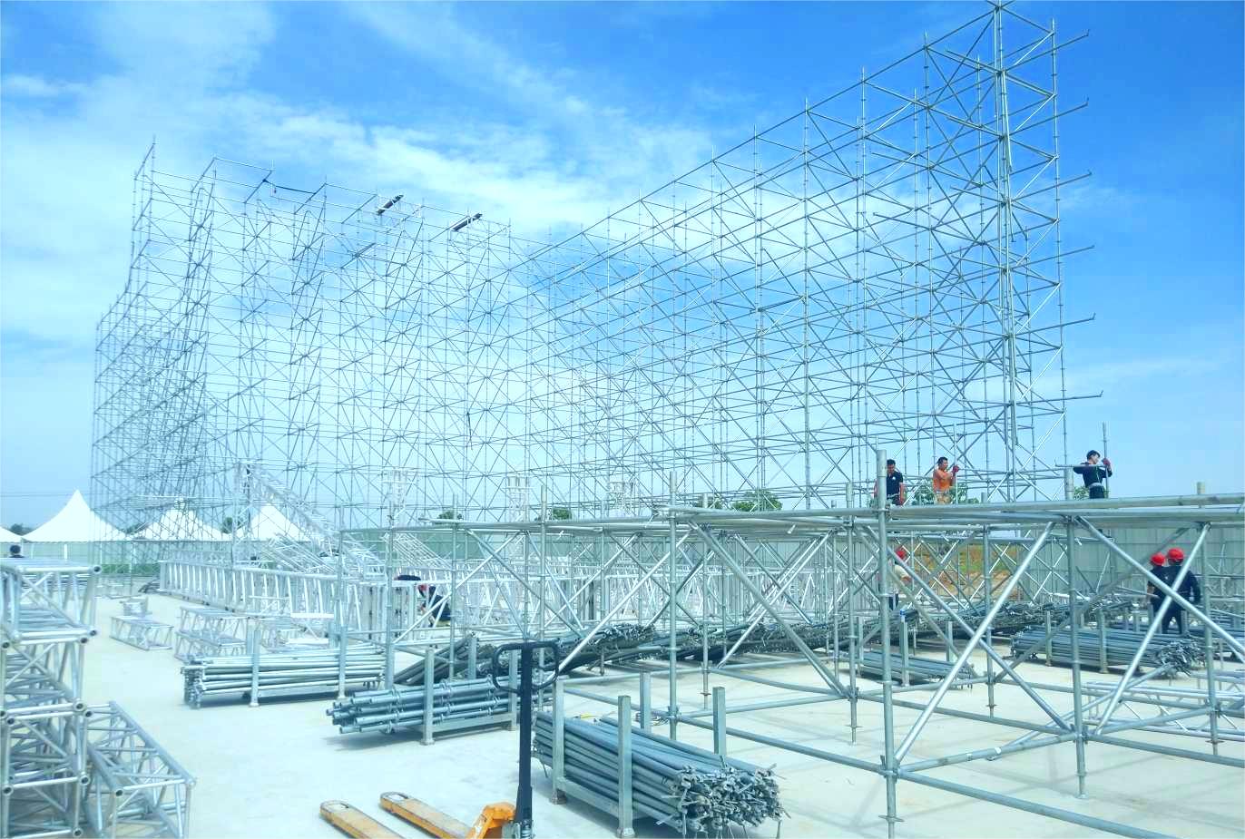 What are some common applications for steel Layher trusses in construction projects?