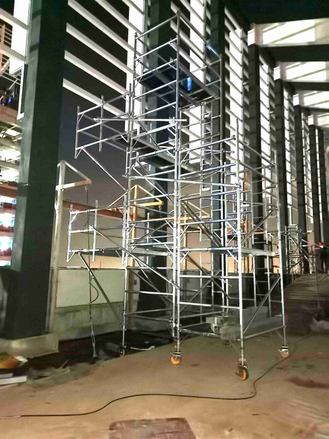aluminum cantilever scaffold attachment