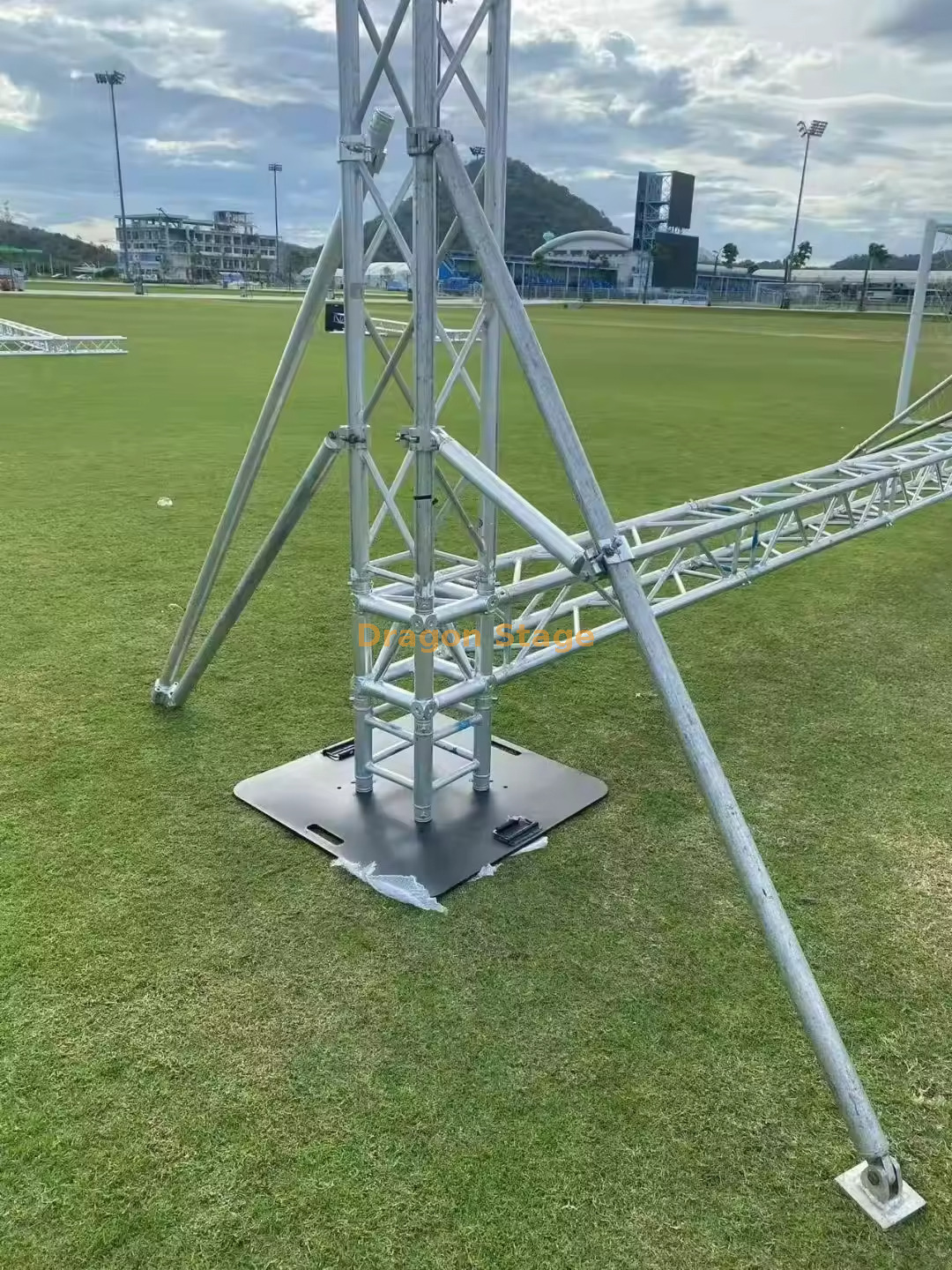 Truss outrigger legs (2) Truss outrigger legs (2)