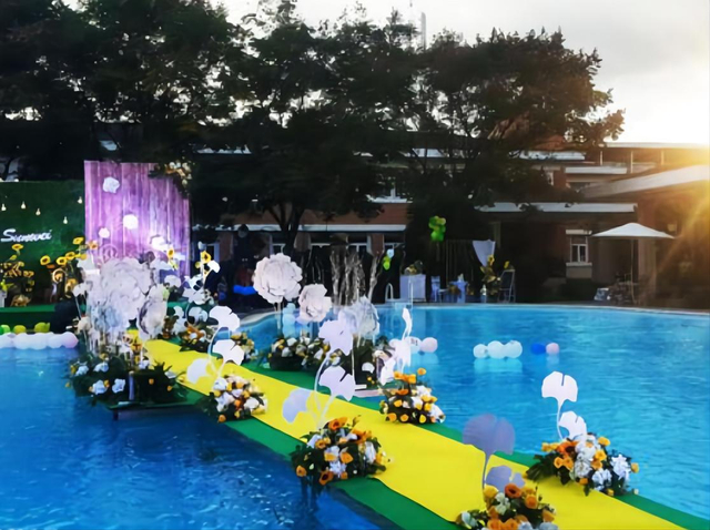 Swimming Pool Stage Wedding Glass Moving Stage for Sale