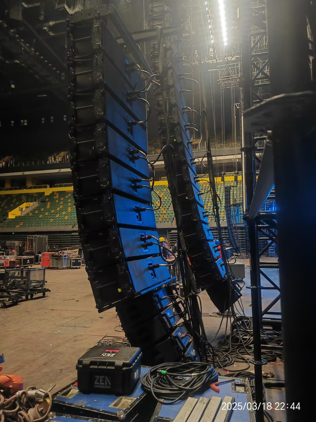 For the best sound effect, the linear array is curved and fixed with safety straps