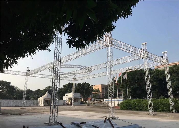 Are there any rigging options available for stage truss?