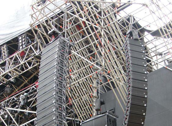 hanging line array on suspending layher truss