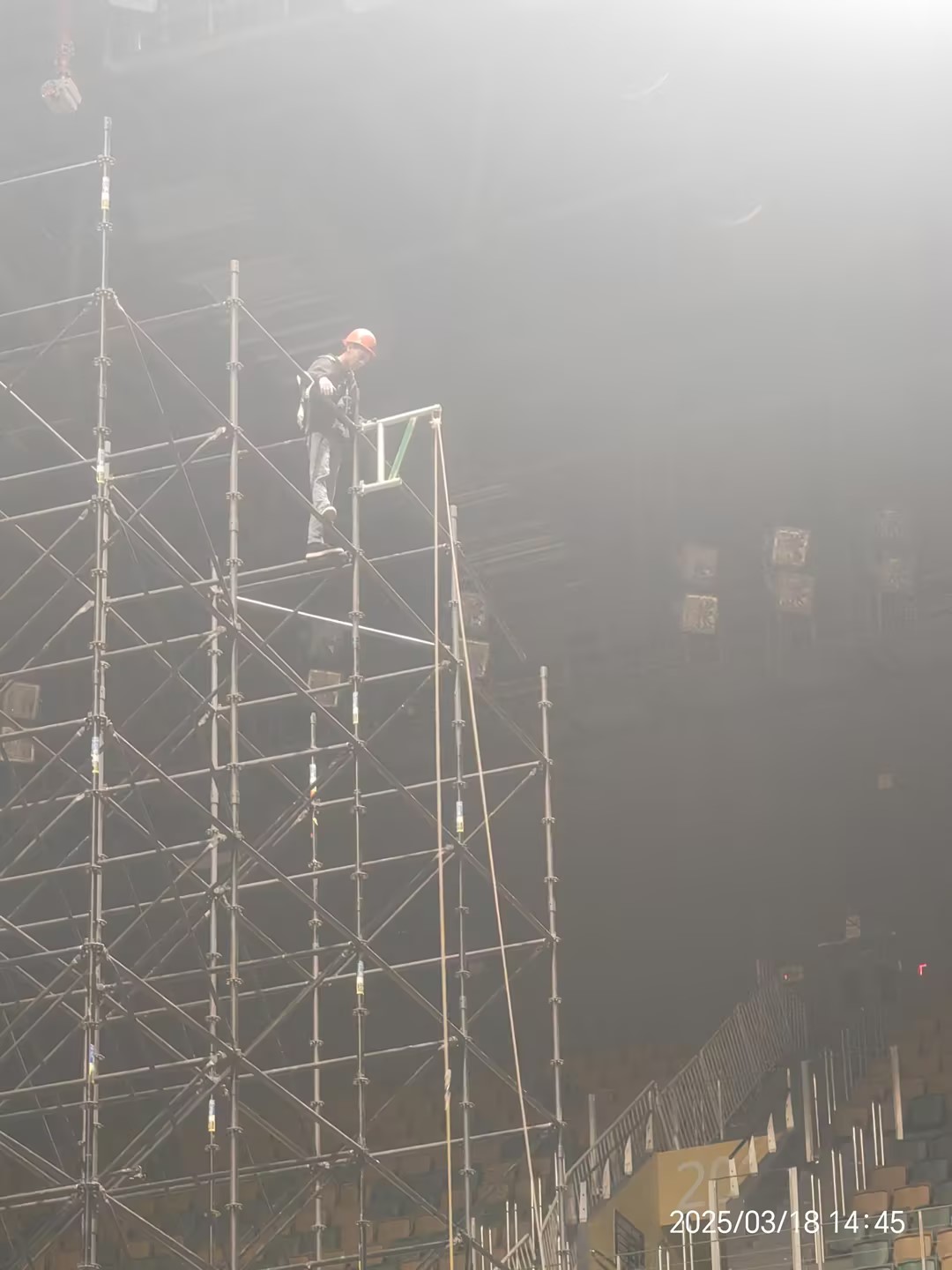 hoisting bracket for materials delivery
