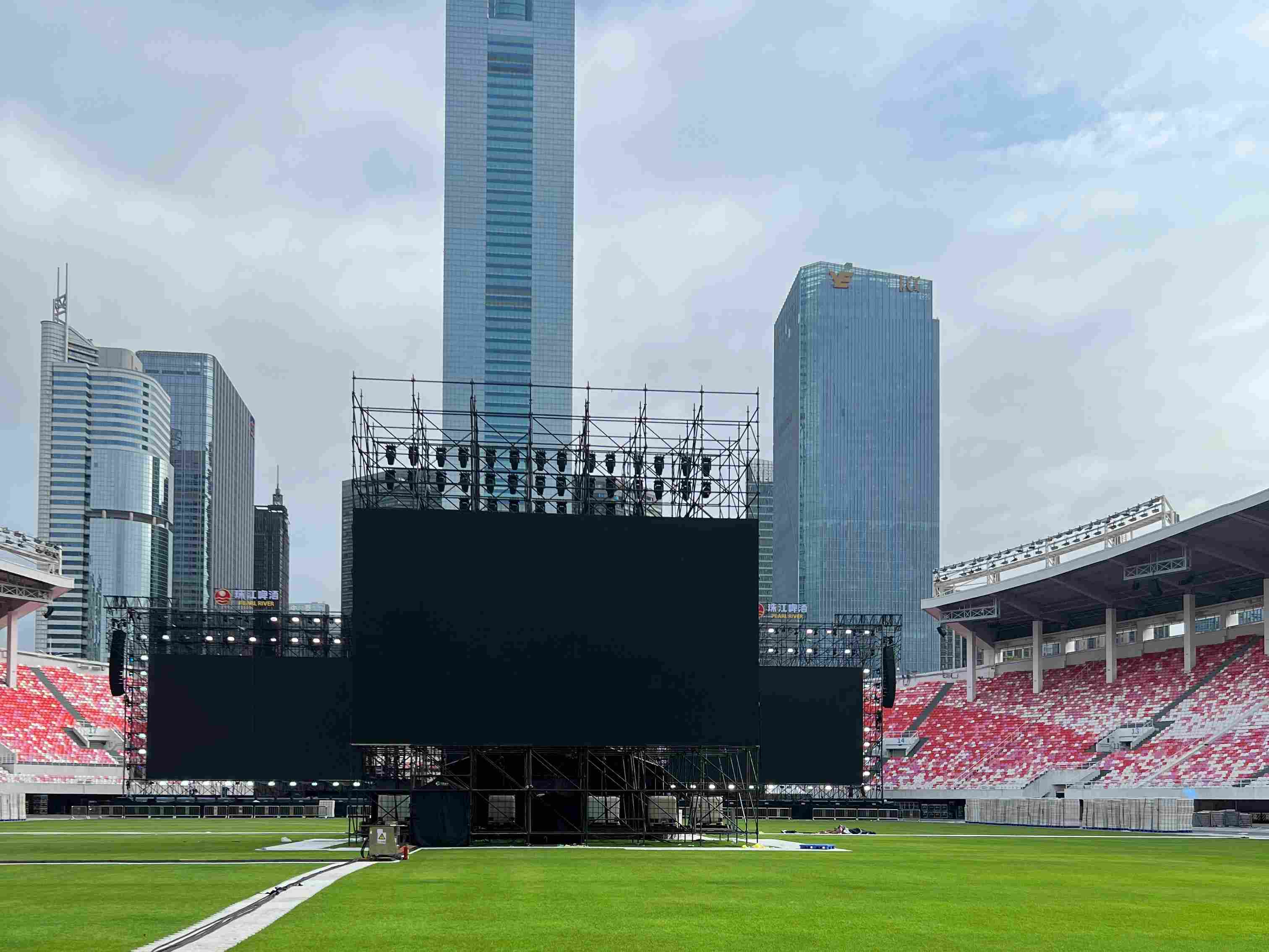 why there is a led screen at the foh.jpg
