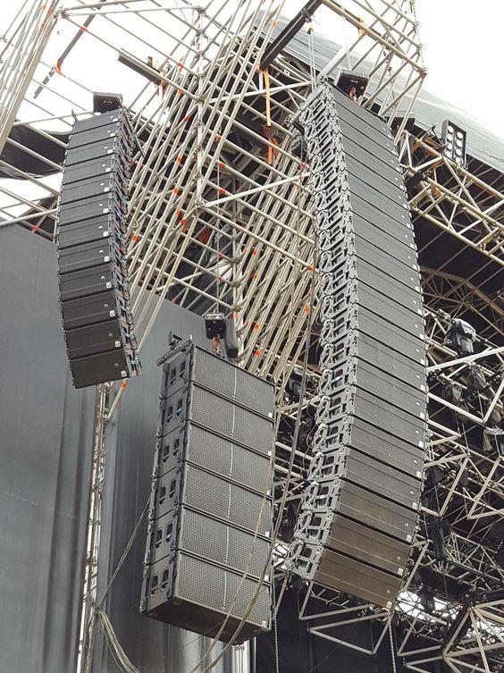 line array on suspending layher truss (1)