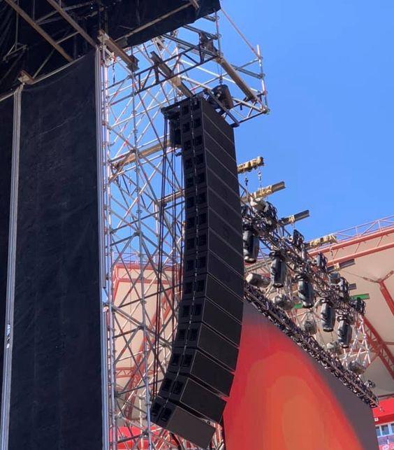 line array on suspending layher truss (2)