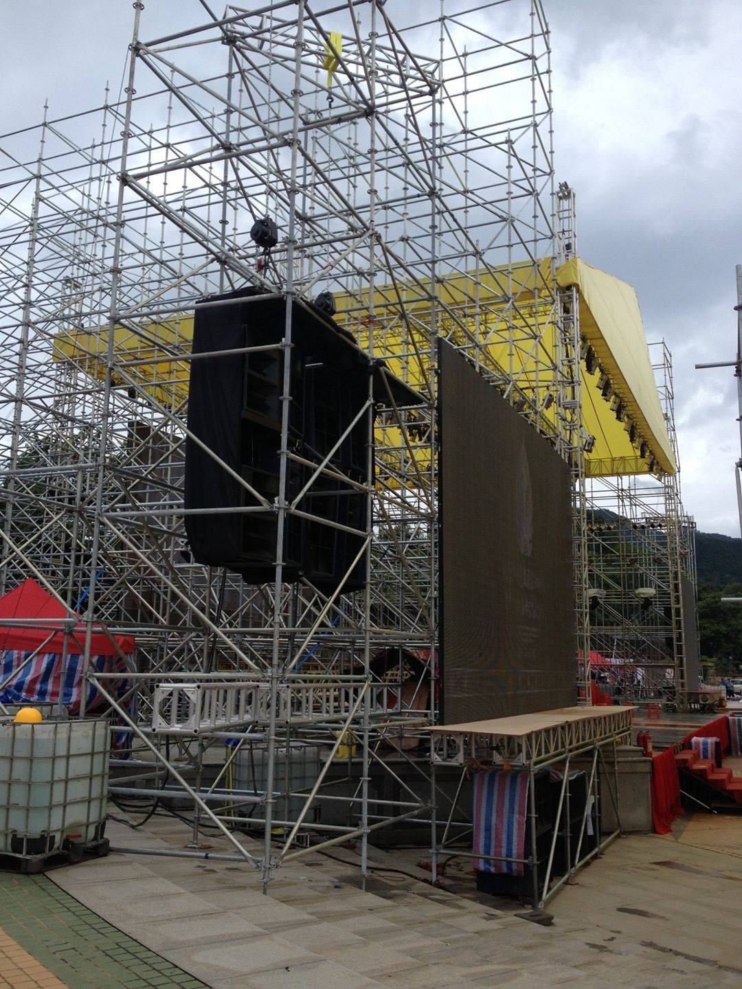 layher truss video wall system